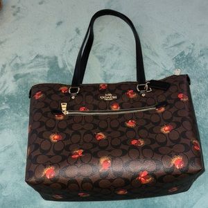 Coach Gallery Tote In Signature Canvas With Pop Floral Print